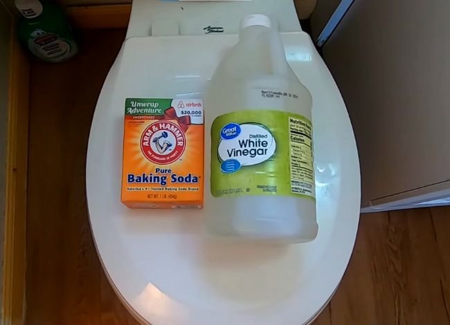 Apply baking soda and vinegar For cleaning toilet