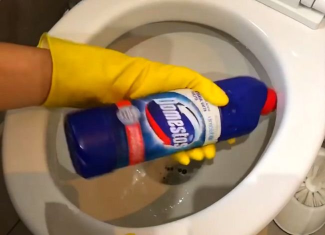 How can I clean the toilet with bleach