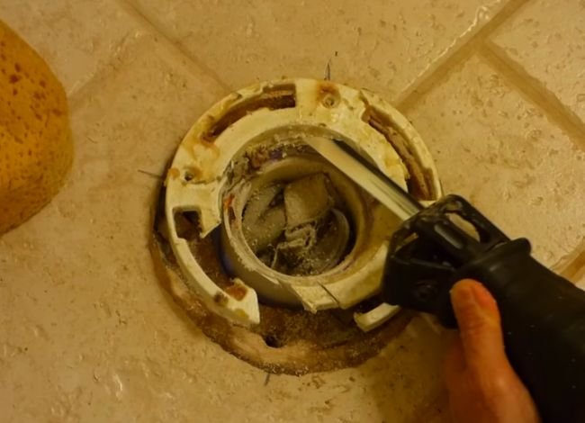 Remove the flange of the toilet