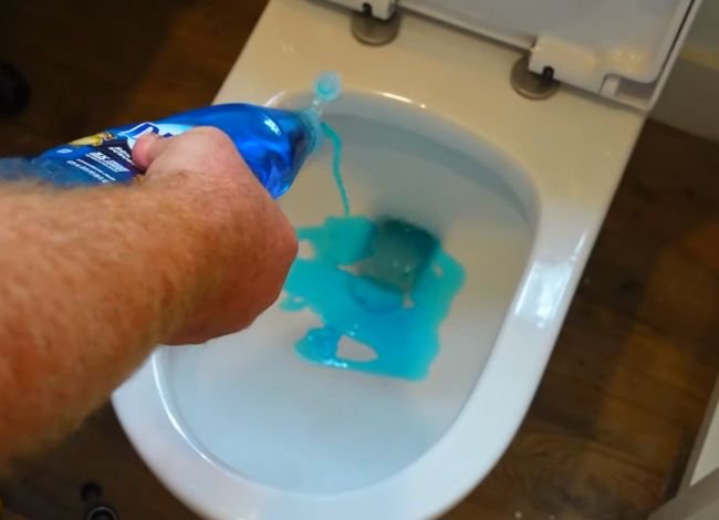 Use dish soap For Unclog Toilet